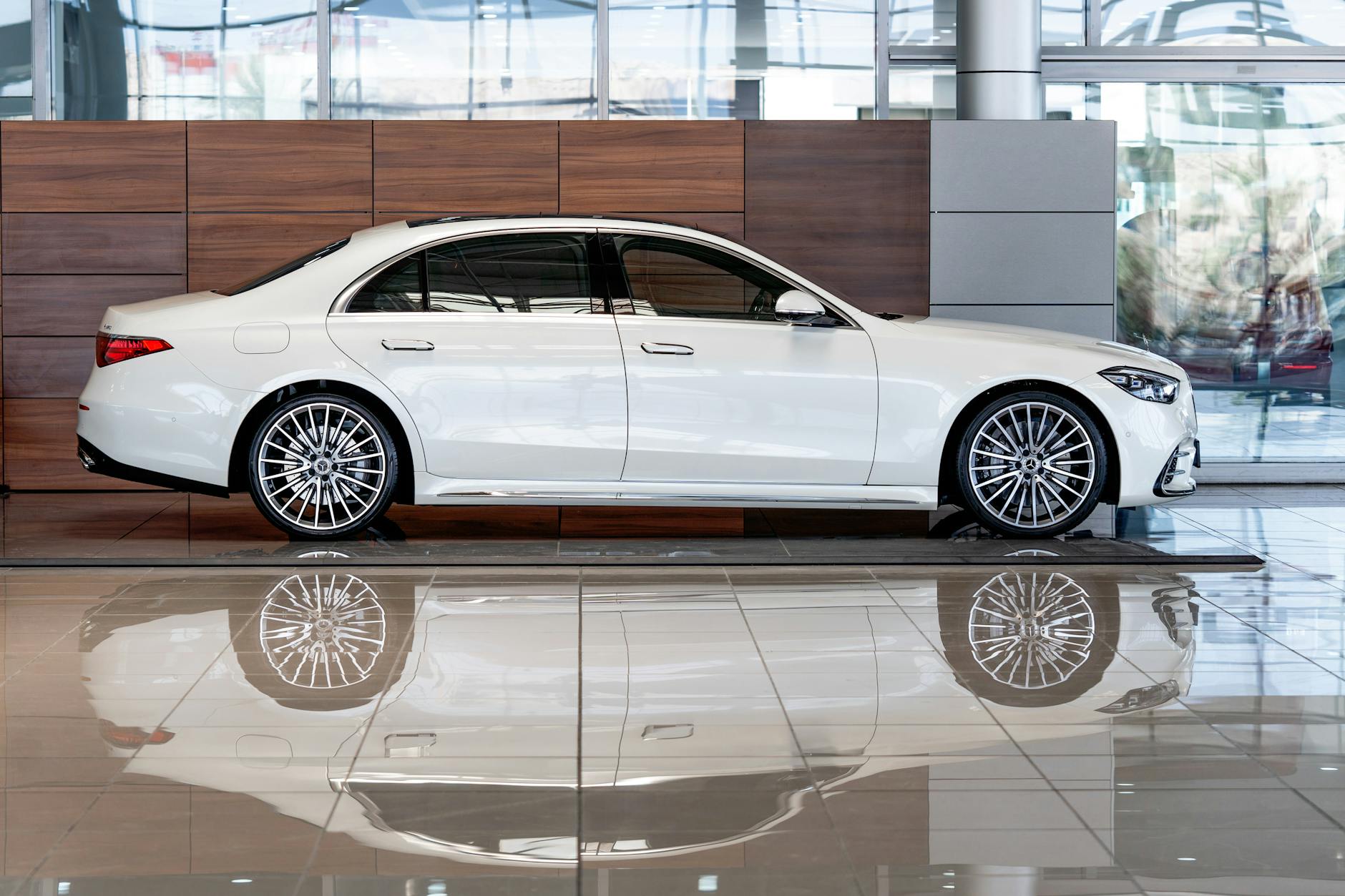 Białe luksusowe auto w nowoczesnym salonie samochodowym w Dubaju