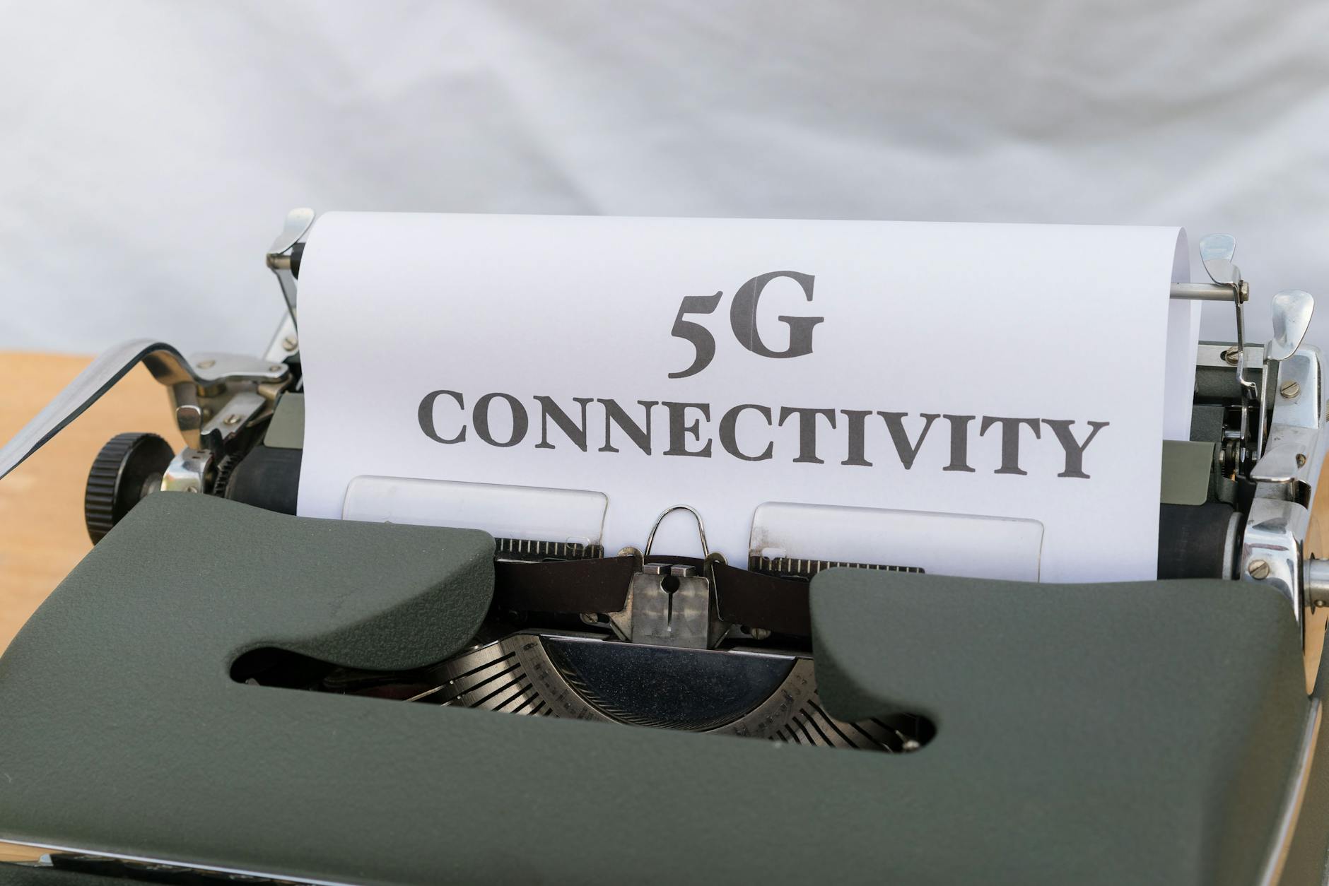 Maszyna do pisania z kartką z napisem 5G Connectivity jako symbol zmian