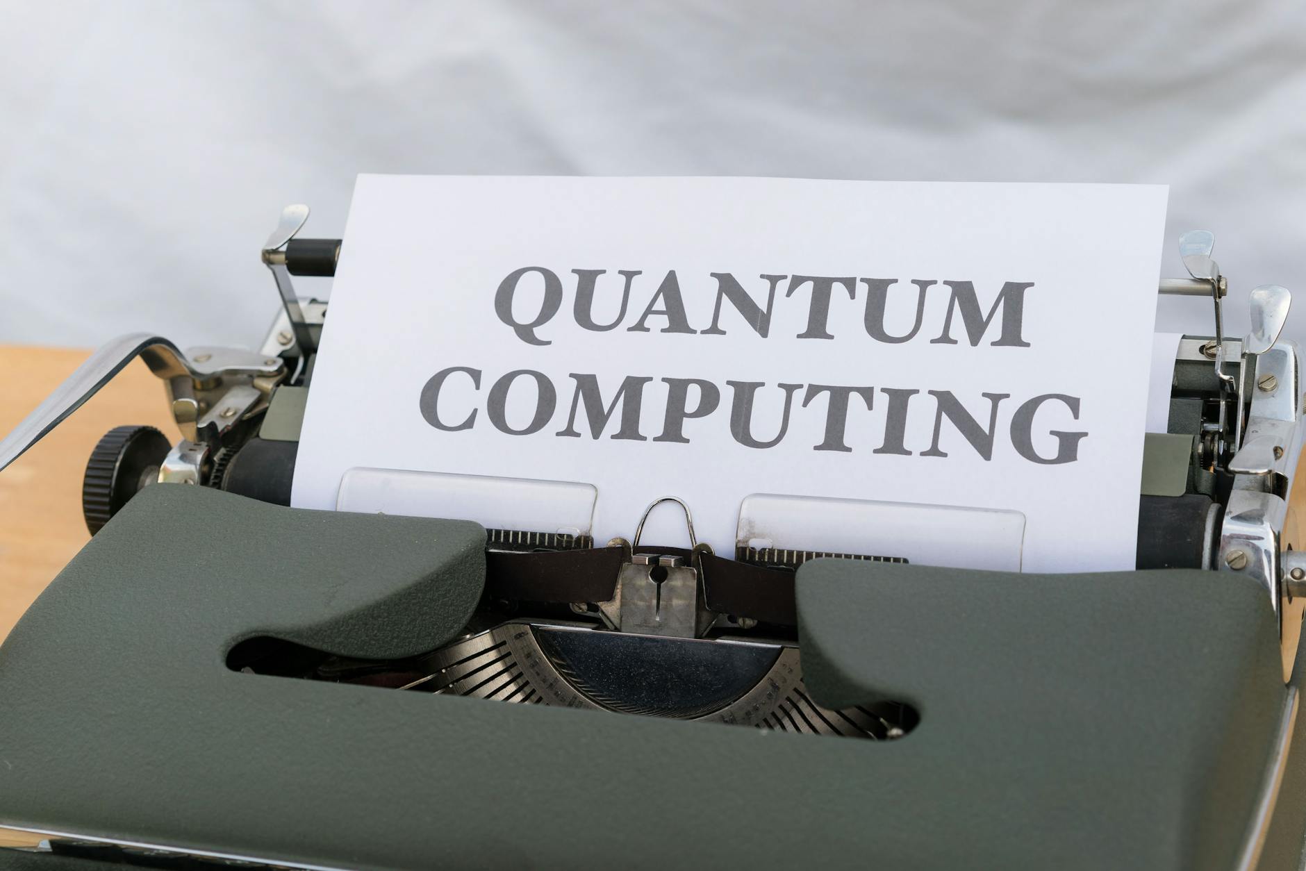 Stara maszyna do pisania z kartką z napisem Quantum Computing