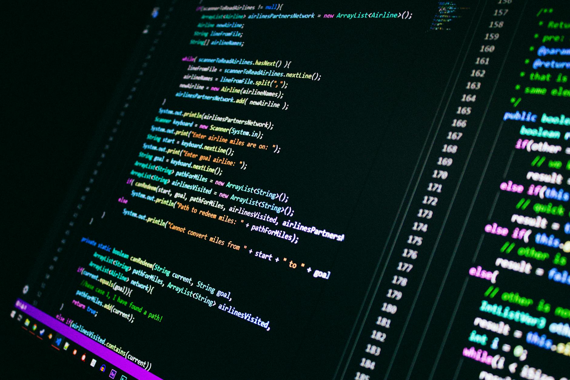 Kolorowy kod programistyczny na ekranie komputera w zbliżeniu