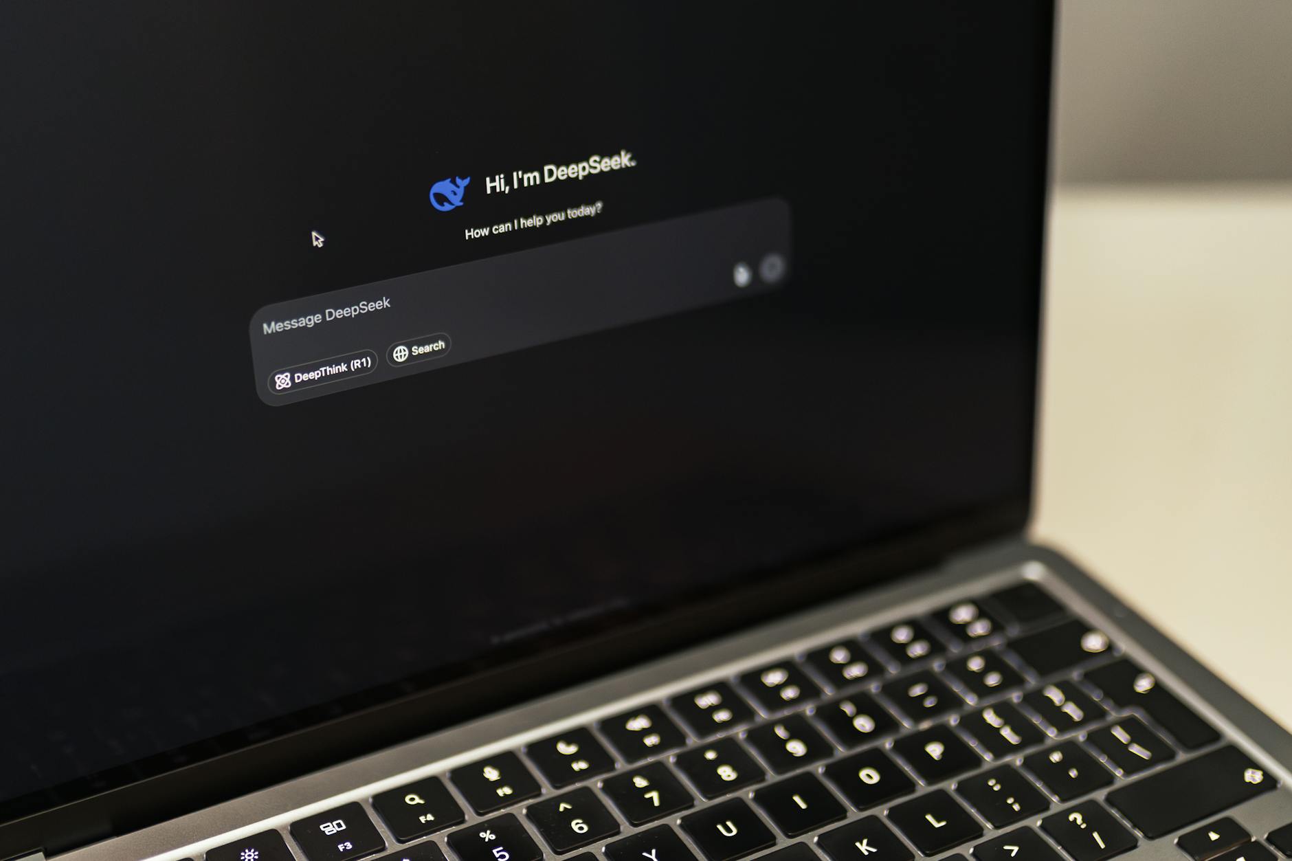 Laptop MacBook z uruchomionym interfejsem sztucznej inteligencji DeepSeek