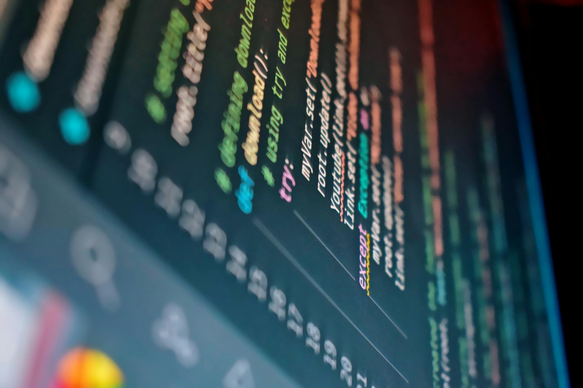 Zbliżenie ekranu z kolorowym kodem źródłowym na czarnym tle