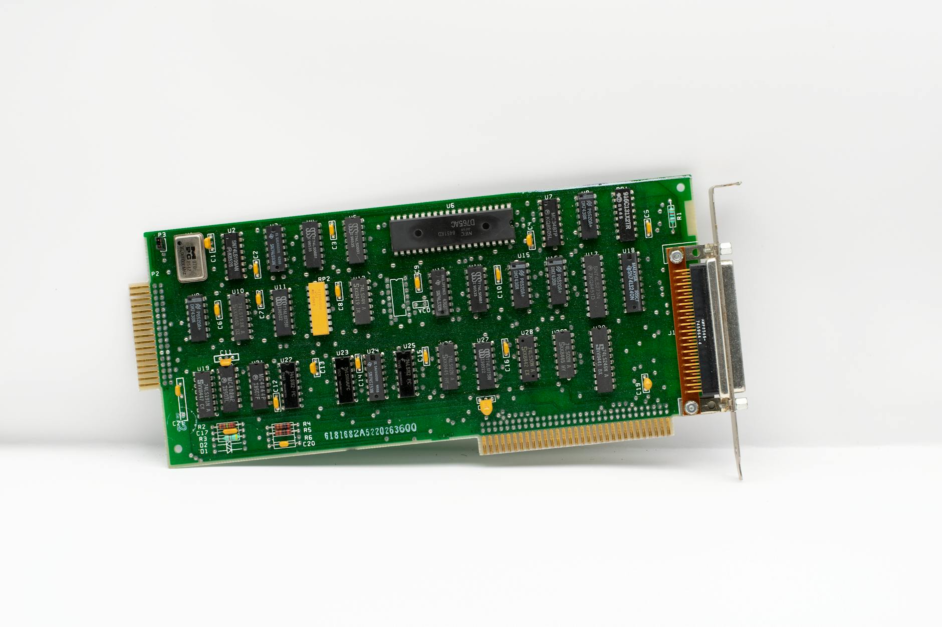 Zbliżenie na zabytkową płytę główną starego komputera PRL