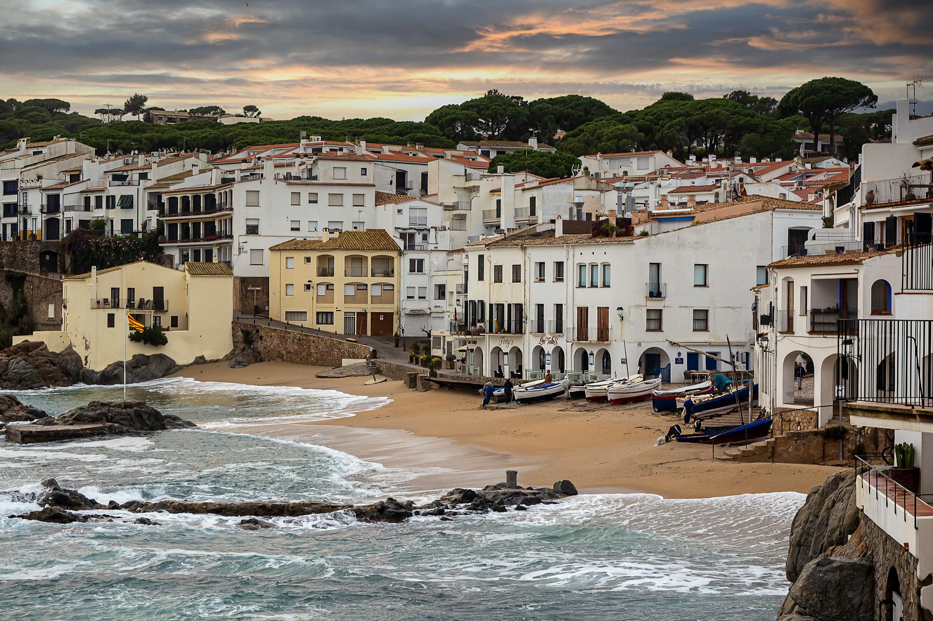 Nadmorskie miasteczko Calella de Palafrugell o zmierzchu nad zatoką