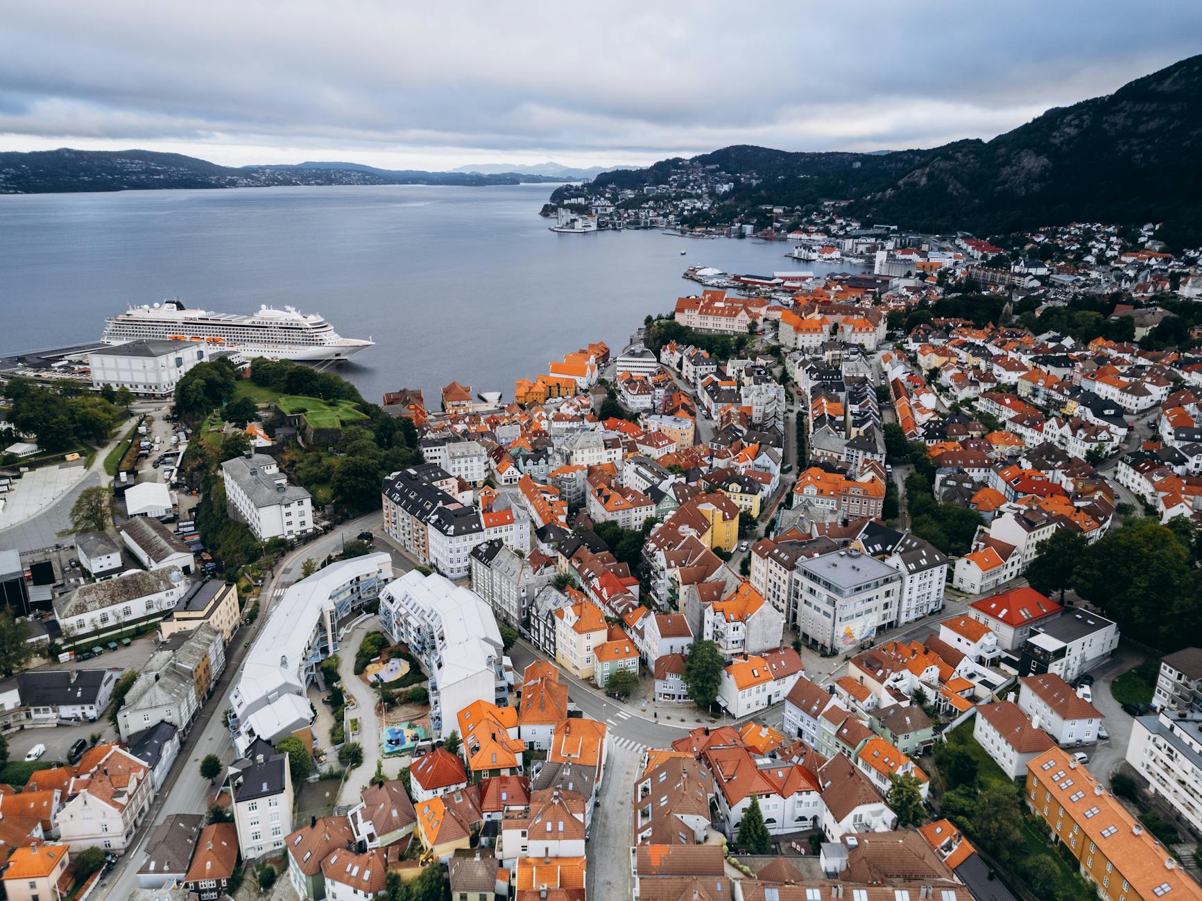 Panoramiczny widok z lotu ptaka na port i zabudowę Bergen w Norwegii