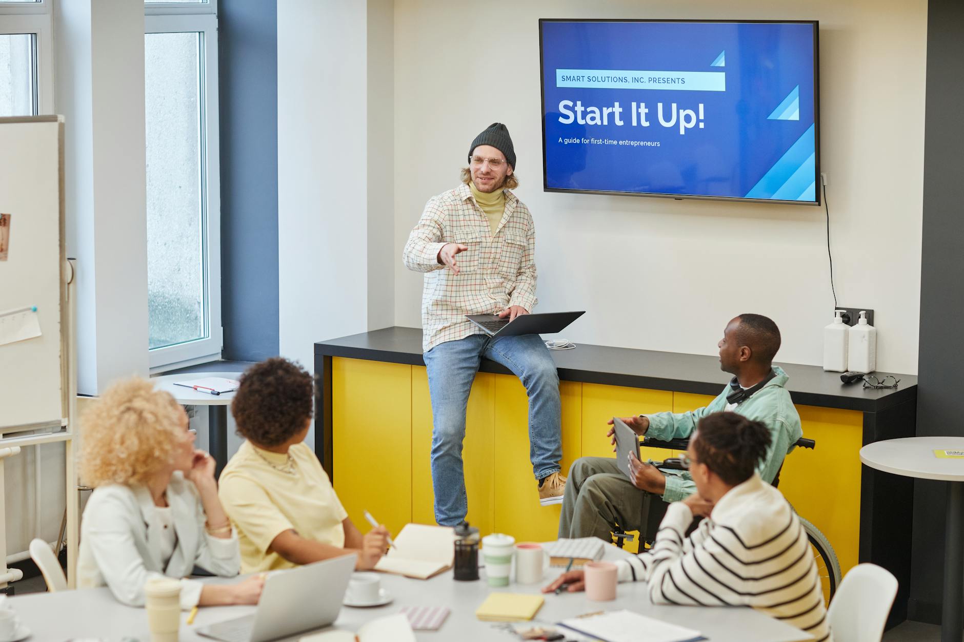 Zespół w biurze omawia strategię skalowania startupu IT