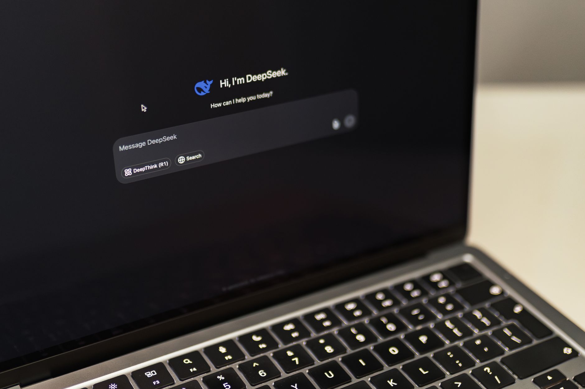 MacBook z interfejsem DeepSeek AI na ekranie