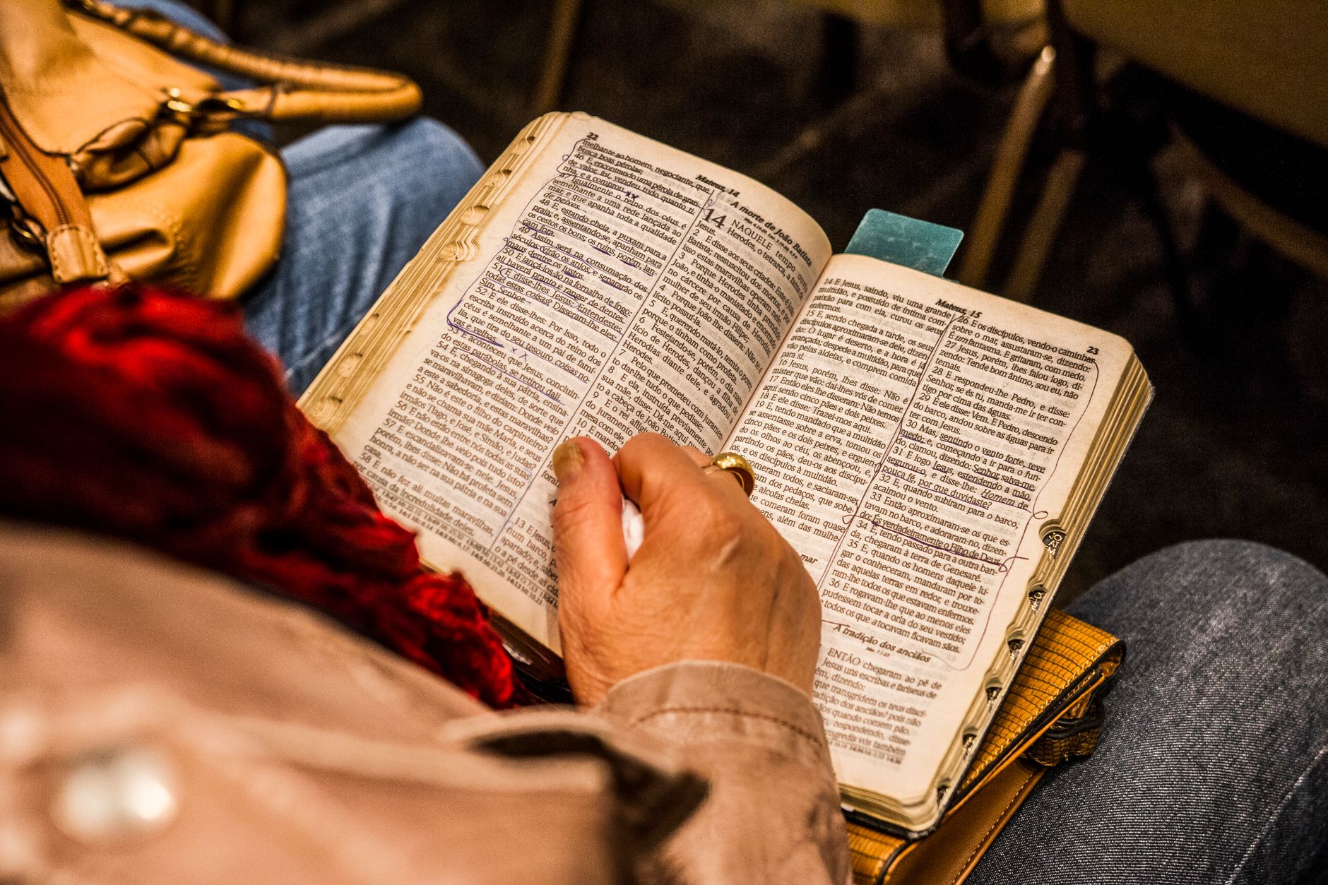 Osoba czytająca Biblię w domu, pogrążona w modlitwie psalmami