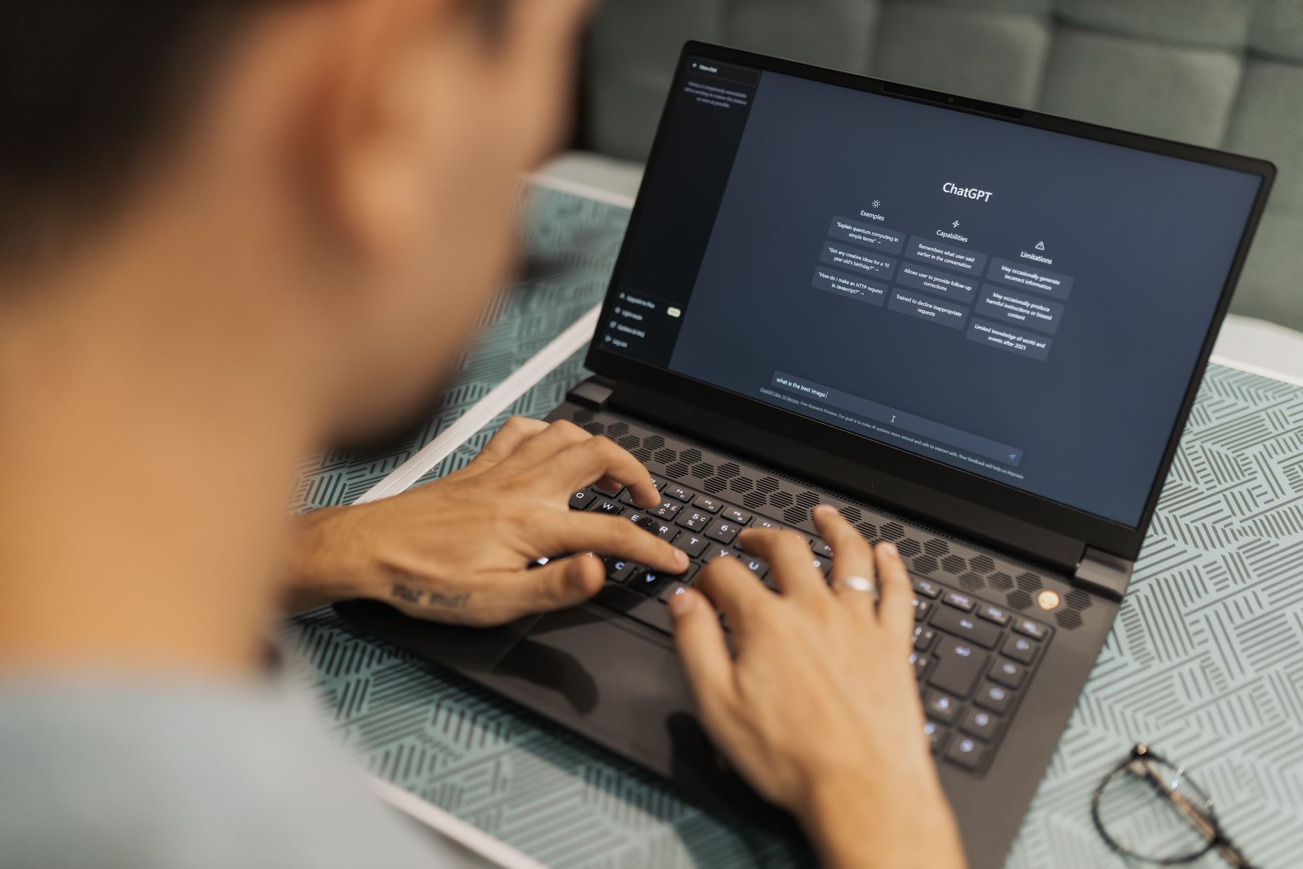 Osoba przy laptopie z uruchomionym oprogramowaniem AI w biurze