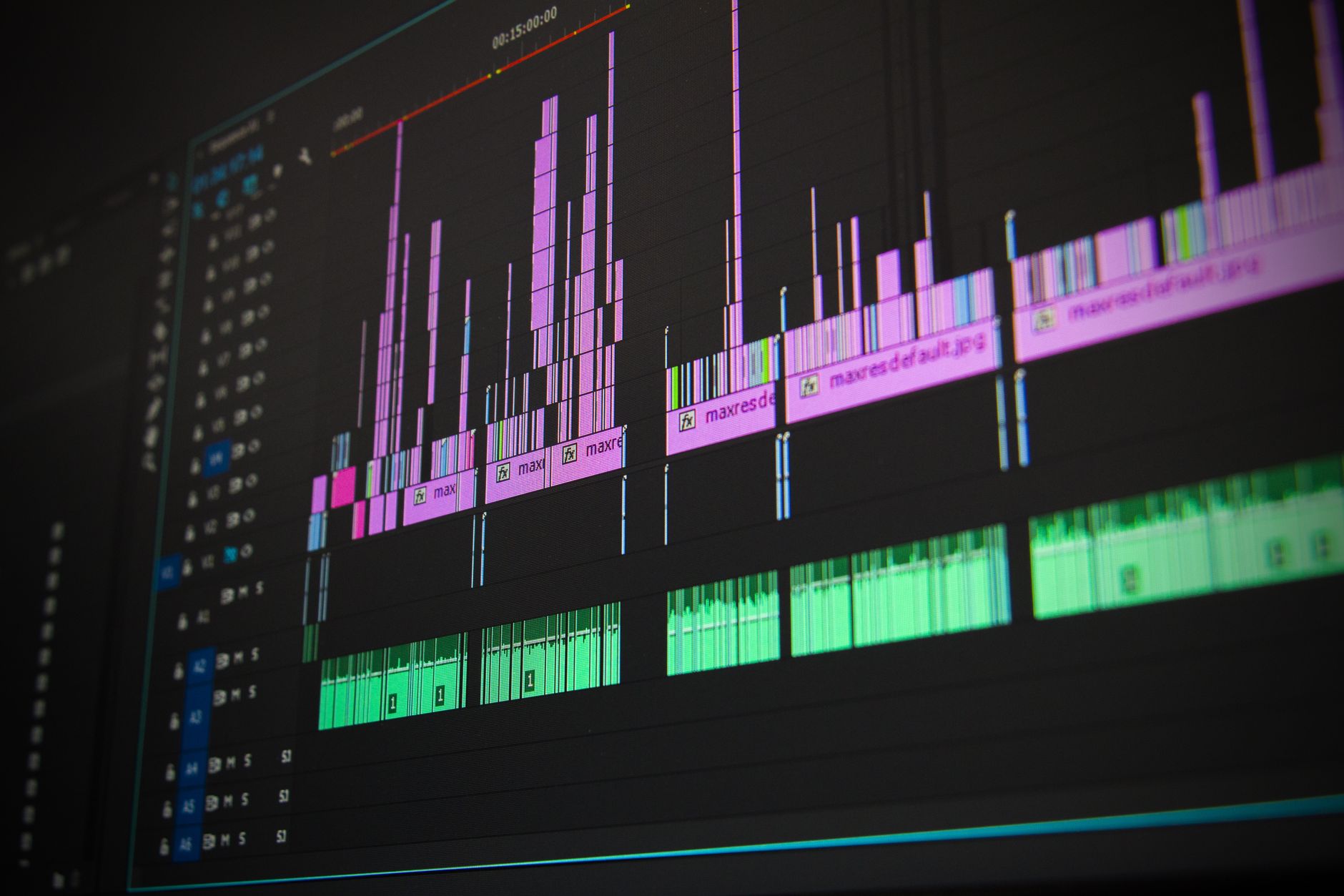 Interfejs programu do edycji audio i wideo z wykresami fal dźwięku