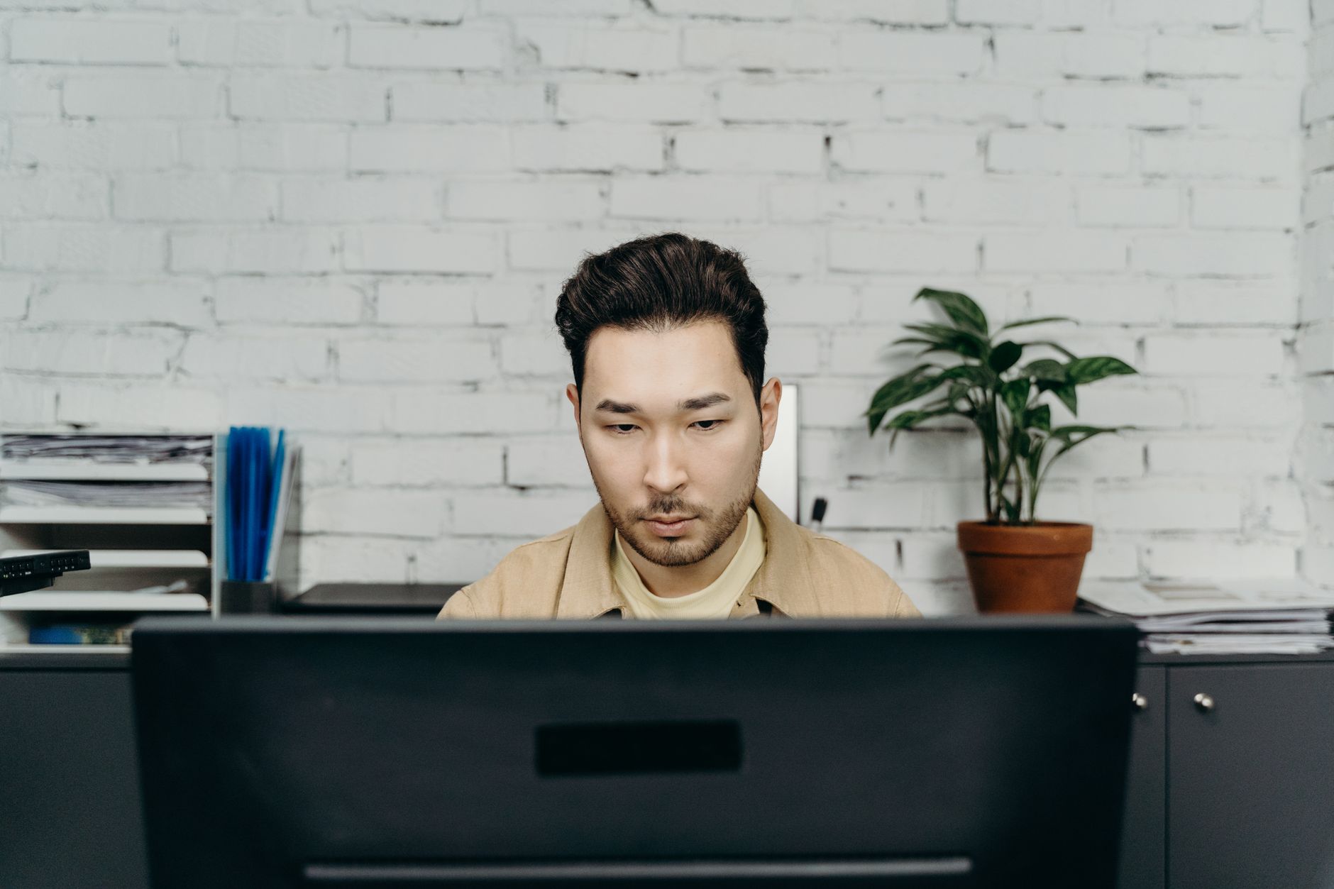 Pracownik biurowy przy nowoczesnym biurku optymalizuje system Windows 11