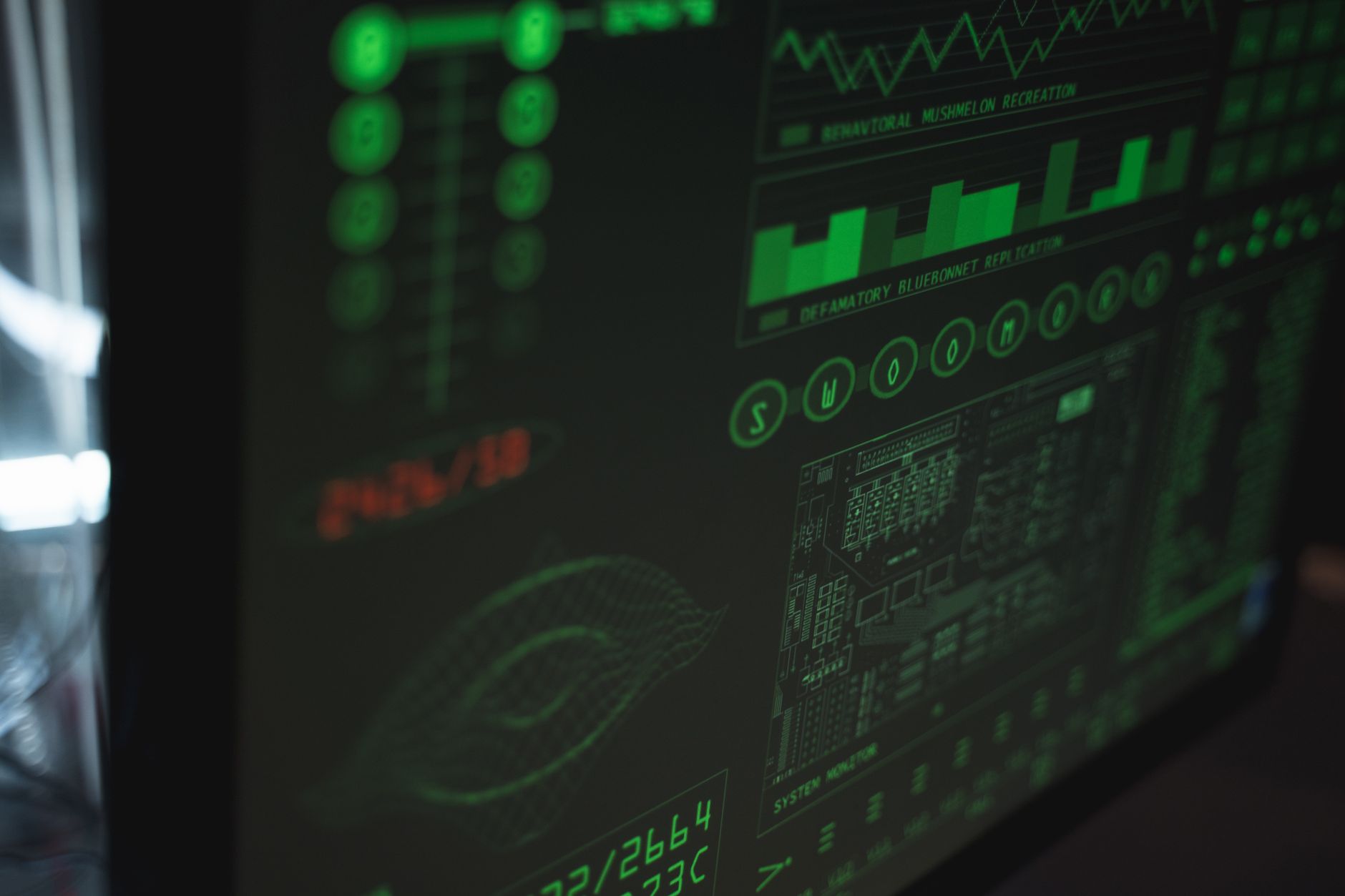 OpenTelemetry od zera: instrumentacja aplikacji i wysyłka trace do Jaegera lub Grafany Zbliżenie ekranu komputera z zielonym interfejsem cyberbezpieczeństwa