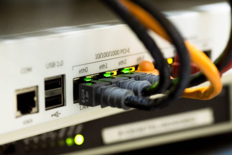 Kable Ethernet podłączone do routera sieciowego