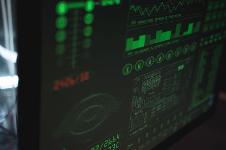 Zbliżenie ekranu komputera z interfejsem cyberbezpieczeństwa w zielonych barwach